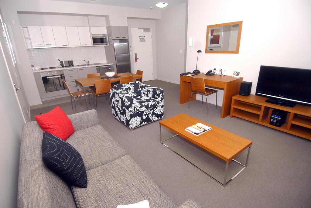 Gladstone Downtown Central Apartment Hotel Official Номер фото